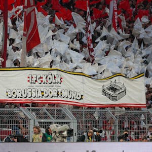 1. FC Köln und Borussia Dortmund steht auf der Choreografie im Gästeblock der Kölner Fans.