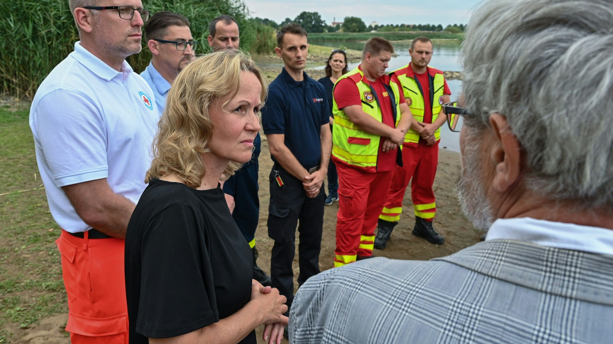 Bundesumweltministerin Steffi Lemke (Grüne) im August 2022 bei einem Besuch von Einsatzkräften am deutsch-polnischen Grenzfluss Oder.