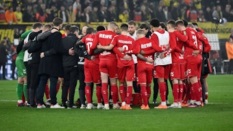 Nach dem 1:6 des 1. FC Köln bei Borussia Dortmund spricht Steffen Baumgart im Kreis zu seiner Mannschaft.