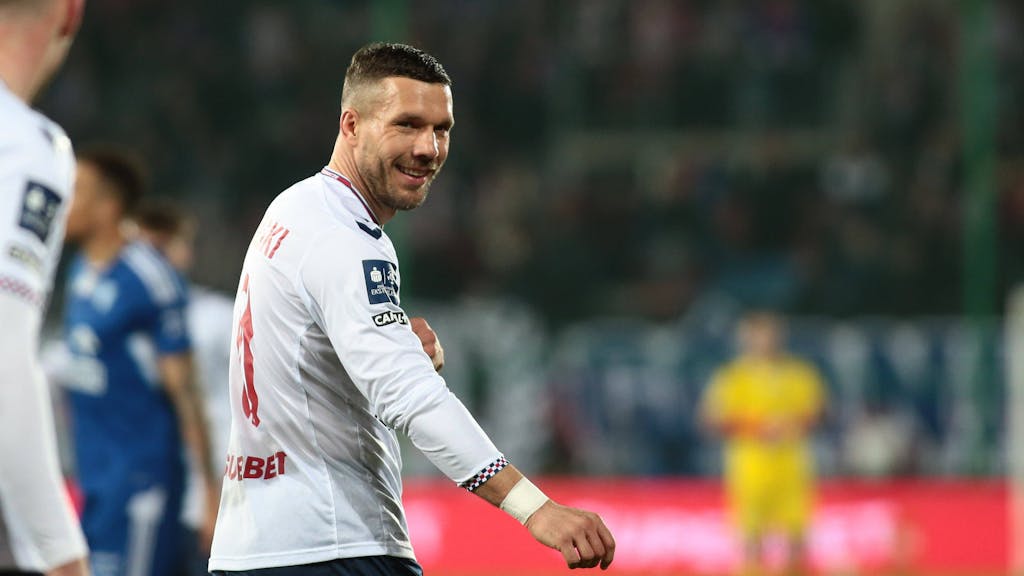 Lukas Podolski lächelt während des Spiels von Gornik Zabrze gegen Wisla Plock.