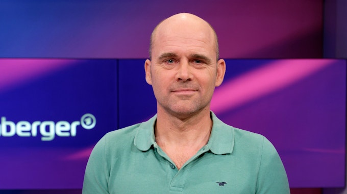 Jan Hempel, ehemaliger Weltklasse-Wasserspringer, steht im Studio der ARD-Talkshow "Maischberger".&nbsp;
