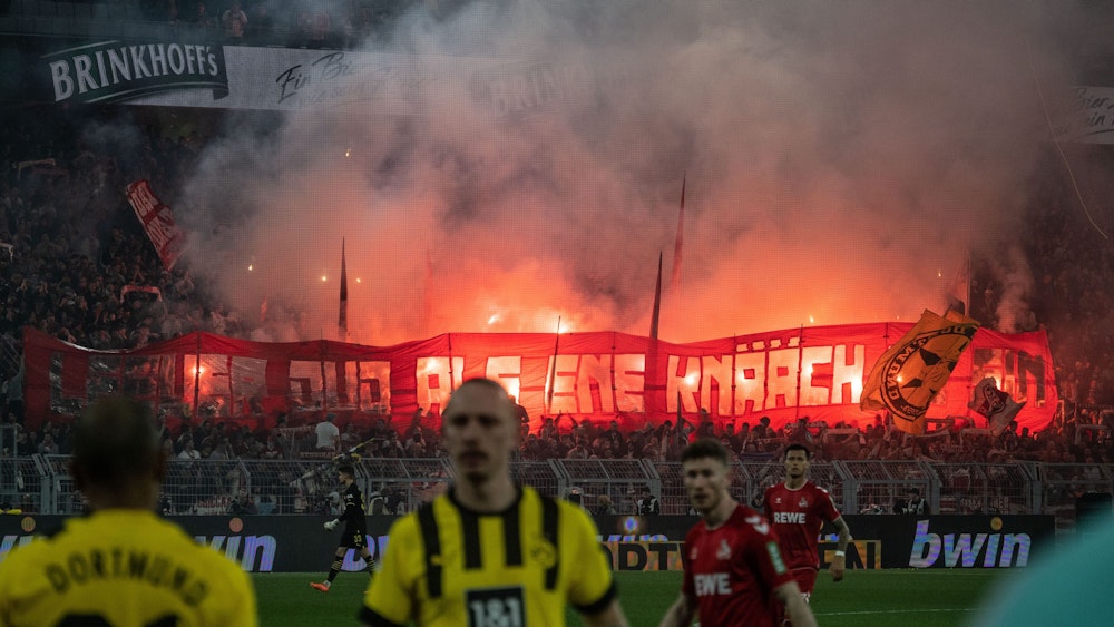 Der Gäste-Block brennt bei der 1:6-Niederlage des 1. FC Köln in Dortmund lichterloh.