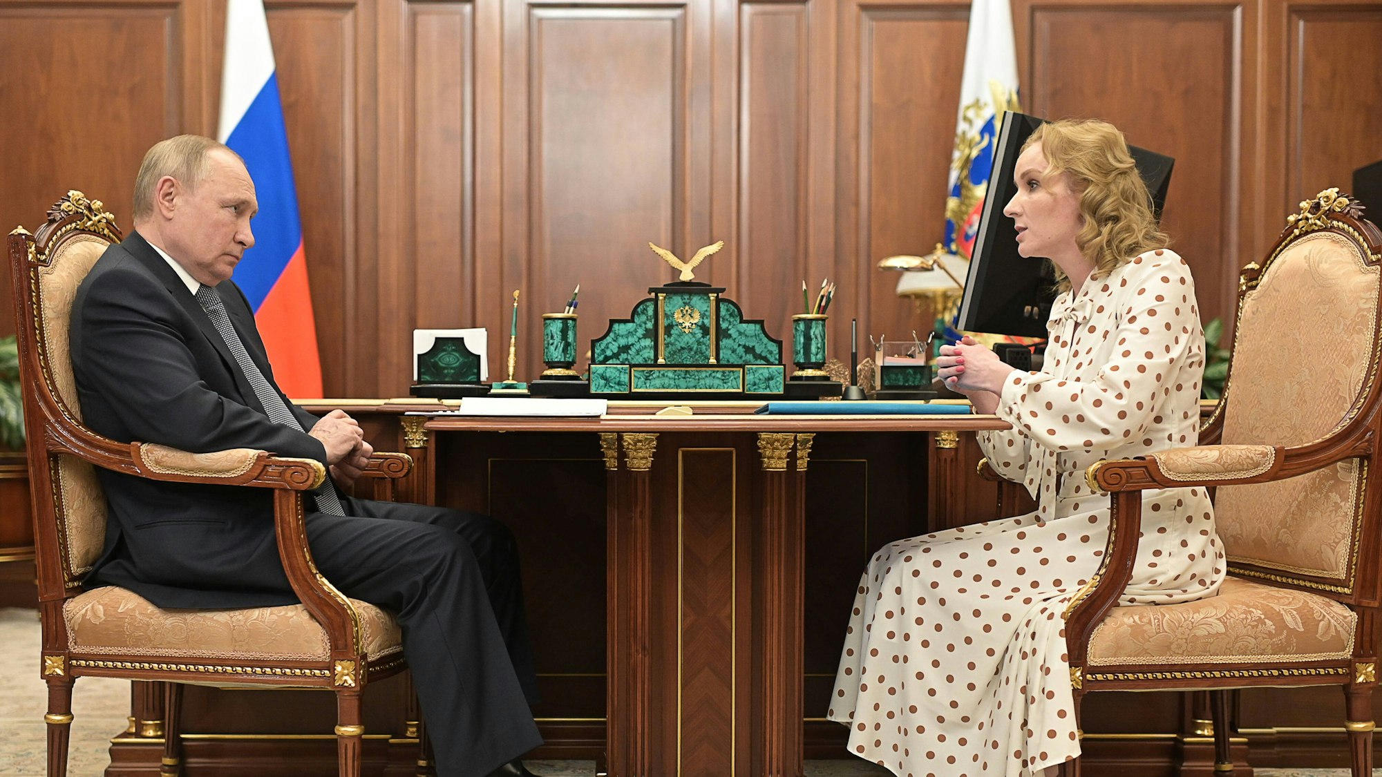 Maria Lwowa-Belowa (rechts), Kinderrechtsbeauftragte der Russischen Föderation, spricht mit dem Präsidenten Wladimir Putin im Februar in Moskau.
