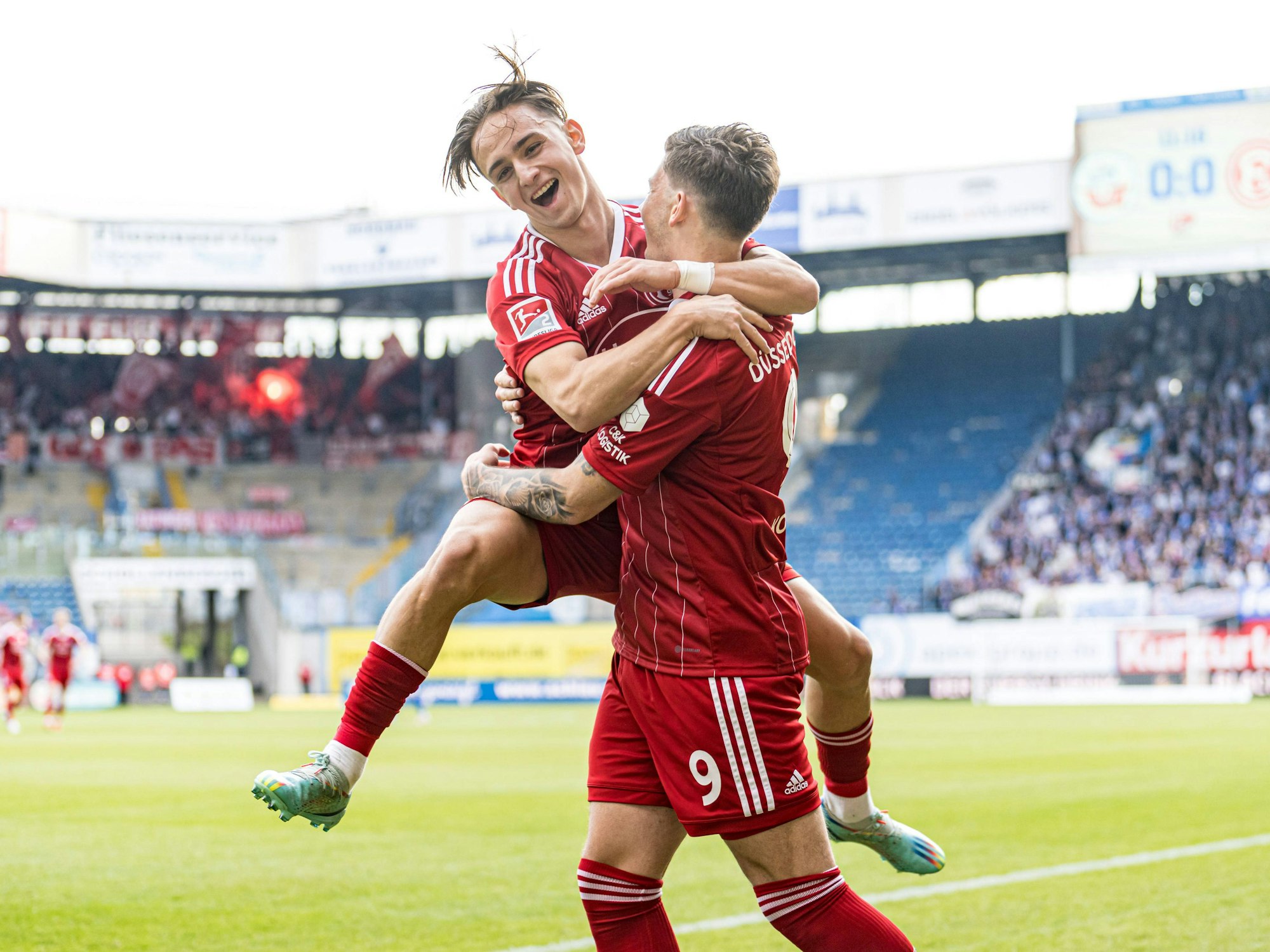 Dawid Kownacki und Michal Karbownik jubeln gemeinsam nach dem 1:0 beim FC Hansa Rostock.