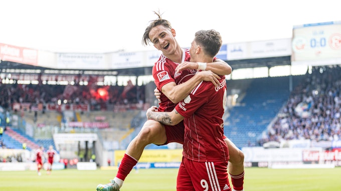 Dawid Kownacki und Michal Karbownik jubeln gemeinsam nach dem 1:0 beim FC Hansa Rostock.
