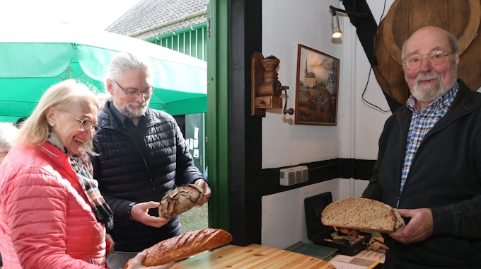Dieter Scholz verkaufte frisches Brot an Iris Gräser und Erwin Janssen aus Gummersbach.