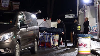Ein Bestatter bringt den Toten mit einer Bahre in sein Fahrzeug. Ein 31 Jahre alter Mann ist nach einer Auseinandersetzung auf dem Send in Münster mit einem Messer niedergestochen worden und gestorben.