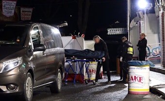 Ein Bestatter bringt den Toten mit einer Bahre in sein Fahrzeug. Ein 31 Jahre alter Mann ist nach einer Auseinandersetzung auf dem Send in Münster mit einem Messer niedergestochen worden und gestorben.