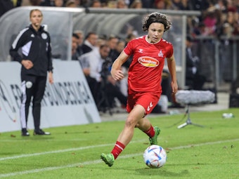 FC-Rechtsverteidigerin Ally Gudorf in Aktion mit Ball beim Spiel gegen Eintracht Frankfurt.