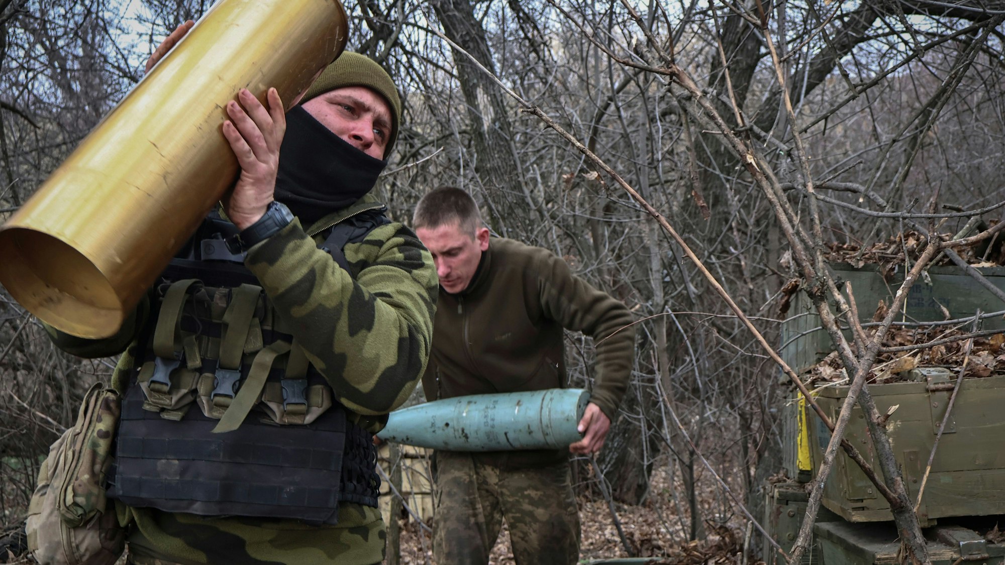 Ukrainischer Soldaten bereiten eine Panzerhaubitze des Typs „Acacia“ zum Abschuss vor.