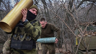 Ukrainischer Soldaten bereiten eine Panzerhaubitze des Typs „Acacia“ zum Abschuss vor.