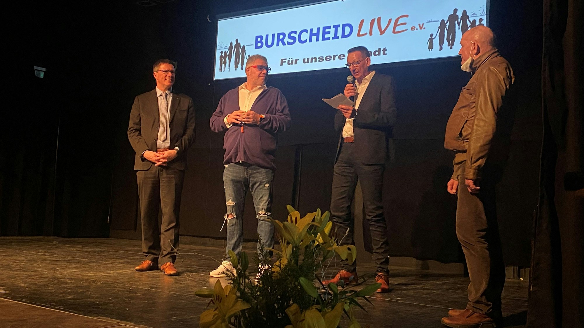 Zur Eröffnung von Burscheid live am Sonntag waren auch Landrat Stephan Santelmann (links) und Bürgermeister Dirk Runge (.v.r.) gekommen