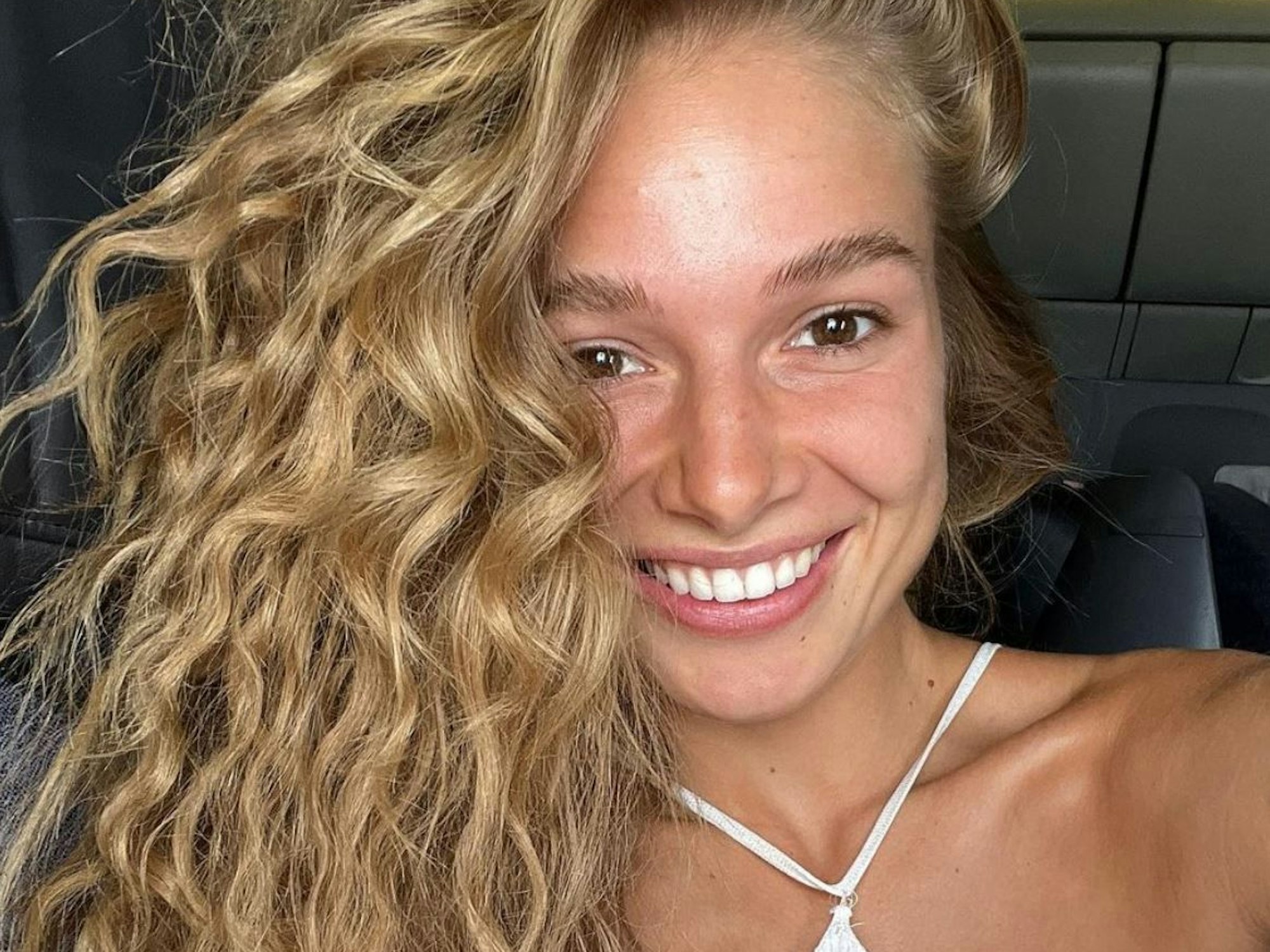 Lola Weippert lächelt für ein Instagram-Selfie in die Kamera.