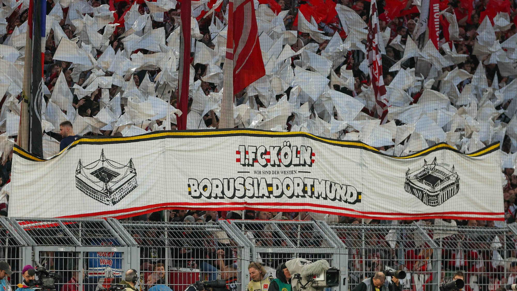 Die Fans des 1. FC Köln halten ein Banner hoch, das ihre Freundschaft mit dem BVB zeigt.