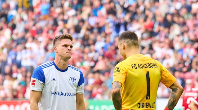 Augsburgs Rafal Gikiewicz am Samstag beim letztlich erfolglosen Versuch, Schalkes Elfmeterschützen Marius Bülter niederzustarren.
