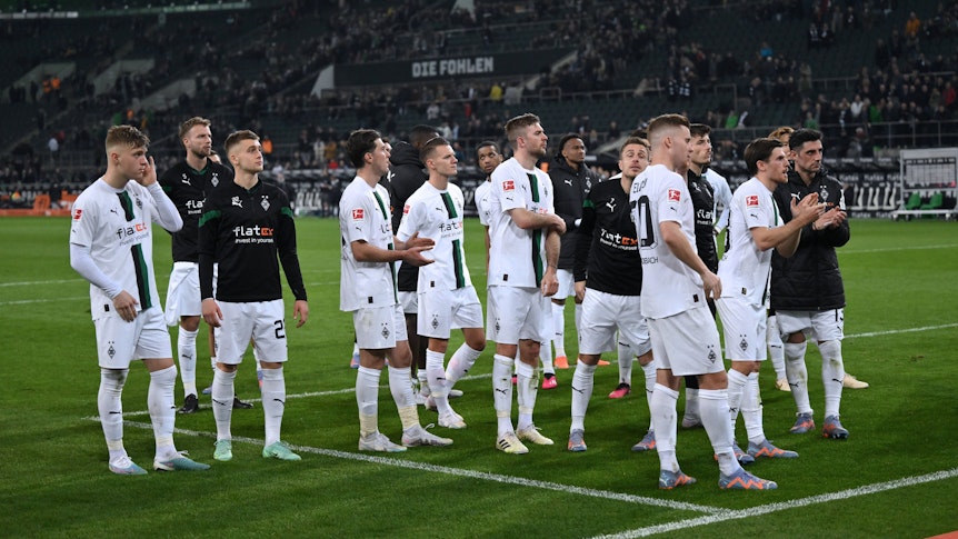 Die Spieler von Borussia Mönchengladbach hören nach dem Spiel gegen Werder Bremen (17. März 2023) der Ansprache der Fans in der Nordkurve zu, die sie für das Derby gegen den 1. FC Köln motivieren soll.