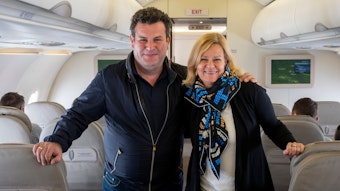 Im Juli 2022: Arbeitsminister Hubertus Heil und Innenministerin Nancy Faeser (beide SPD) stehen im Mittelgang eines Flugzeugs der Flugbereitschaft.