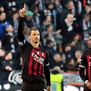 Mailands Zlatan Ibrahimovic (l.) jubelt neben Rafael Leao nach seinem Treffer zum 1:1.
