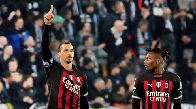 Mailands Zlatan Ibrahimovic (l.) jubelt neben Rafael Leao nach seinem Treffer zum 1:1.