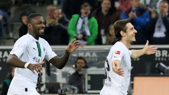 Marcus Thuram (l.) und Florian Neuhaus bejubeln den Treffer zum zwischenzeitlichen 2:1 für Borussia Mönchengladbach gegen Werder Bremen am 17. März 2023.