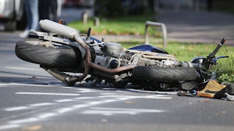 Ein Motorrad liegt nach einem Unfall auf der Straße. (Symbolfoto)