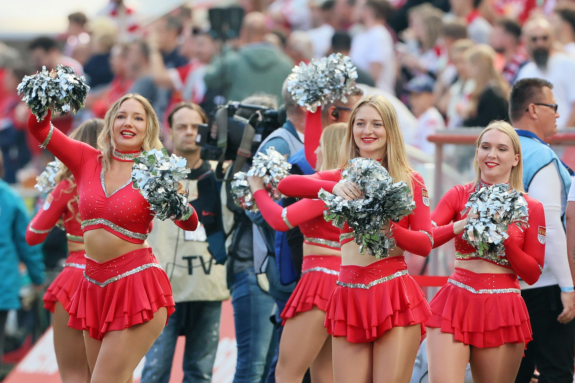 Einige Cheerleader des 1. FC Köln tanzen bei einem Heimspiel im Stadion.