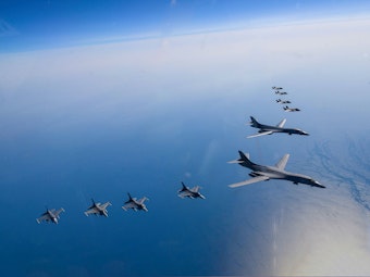 Auf diesem vom südkoreanischen Verteidigungsministerium zur Verfügung gestellten Foto fliegt ein B-1B-Bomber zusammen mit mehreren Jets über der koreanischen Halbinsel.