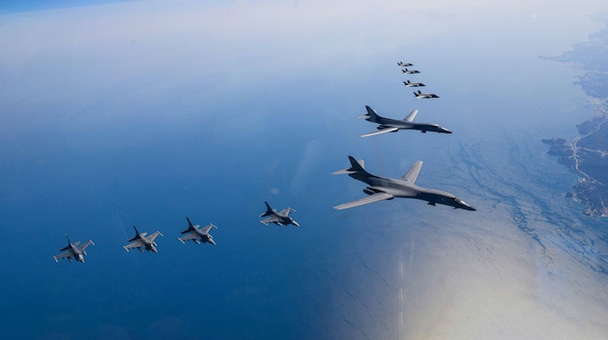 Auf diesem vom südkoreanischen Verteidigungsministerium zur Verfügung gestellten Foto fliegt ein B-1B-Bomber zusammen mit mehreren Jets über der koreanischen Halbinsel.