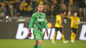 Torwart Marvin Schwäbe musste im Auswärtsspiel gegen Borussia Dortmund gleich sechs Mal hinter sich greifen.