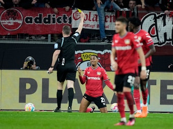 Leverkusens Amine Adli kann nicht fassen, dass er Gelb sieht.