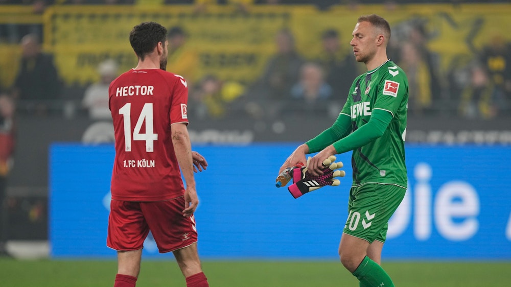Kapitän Jonas Hector und Torhüter Marvin Schwäbe stehen nach dem 1:6 des 1. FC Köln in Dortmund enttäuscht auf dem Rasen.