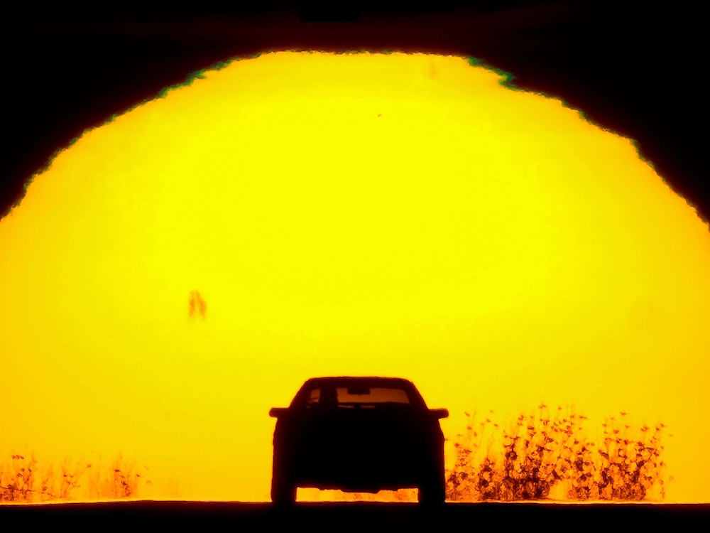 Die Silhouette eines Autos hebt sich am Vorabend der Frühlings-Tagundnachtgleiche in Shawnee im US-Bundesstaat Oklahoma von der untergehenden Sonne ab.