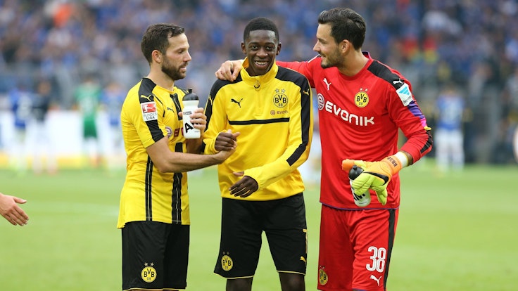Von links an: Gonzalo Castro, Ousmane Dembélé und Roman Bürki klatschen sich nach dem Spiel gegen den SV Darmstatdt ab.