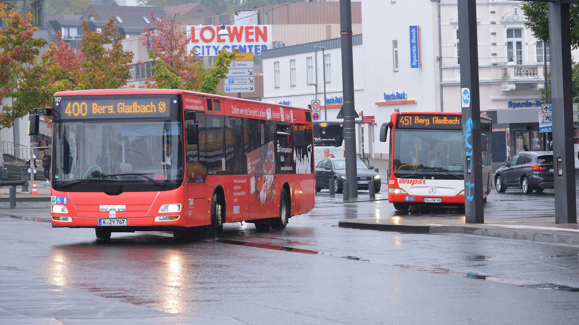 Zwei Busse rangieren am Busbahnhof in der Stadtmitte Bergisch Gladbach.
