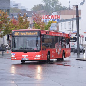 Zwei Busse rangieren am Busbahnhof in der Stadtmitte Bergisch Gladbach.