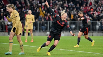 Lea Schüller (M.) vom FC Bayern München jubelt nach ihrem 3:0 Treffer in der 2. Halbzeit gegen den FC Barcelona.
