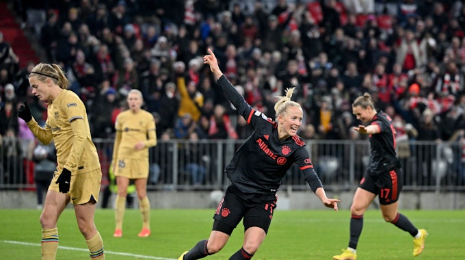Lea Schüller (M.) vom FC Bayern München jubelt nach ihrem 3:0 Treffer in der 2. Halbzeit gegen den FC Barcelona.