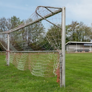 An der Heimspielstätte des Fußball-Kreisligisten FC Rhenania 1920 Lohn steht eine kleine Tribüne für die Zuschauer.