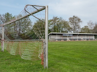 An der Heimspielstätte des Fußball-Kreisligisten FC Rhenania 1920 Lohn steht eine kleine Tribüne für die Zuschauer.