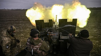 Ukrainische Soldaten feuern am 20. März mit einem S60-Flugabwehrgeschütz auf russische Stellungen in der Nähe von Bachmut.