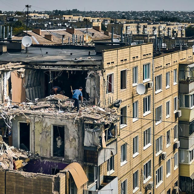 Ukraine, Nikopol: Ein Mann reinigt eine nach russischem Beschuss zerstörte Wohnung.&nbsp;