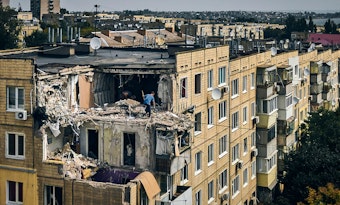 Ukraine, Nikopol: Ein Mann reinigt eine nach russischem Beschuss zerstörte Wohnung.