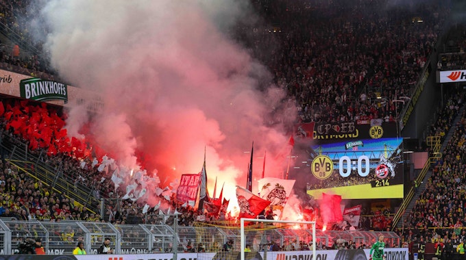 Kölner Fans zünden Pyrotechnik im Dortmunder Signal Iduna Park.