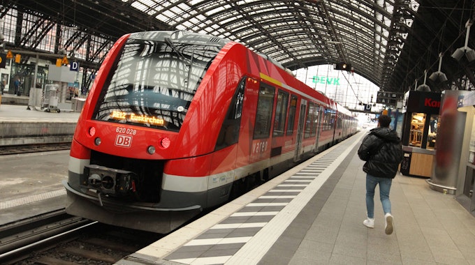 Die Linie RE 12 in Richtung Euskirchen steht auf einem Gleis im Kölner Hauptbahnhof.