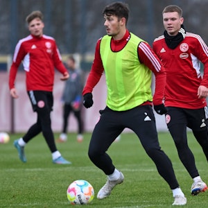 Dawid Kownacki führt im Training von Fortuna Düsseldorf den Ball. Er wird verfolgt von Daniel Bunk.