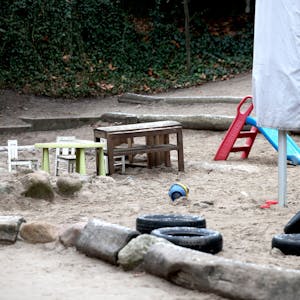 Blick auf einen verwaisten Spielplatz einer Kita, die wegen eines Warnstreiks geschlossen ist.