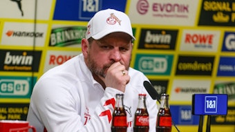FC-Trainer Steffen Baumgart auif der Pressekonferenz in Dortmund nach der 1:6-Pleite seiner Mannschaft.