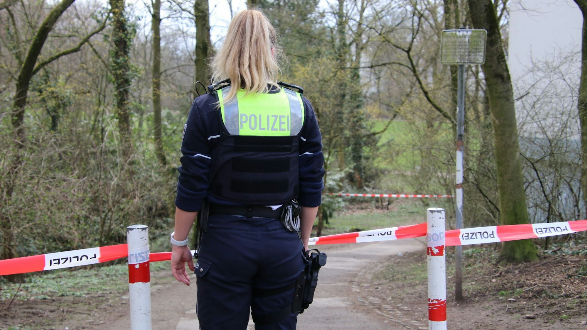 Eine Polizistin steht kurz nach dem Vorfall im März 2023 im abgesperrten Weidenpescher Park.