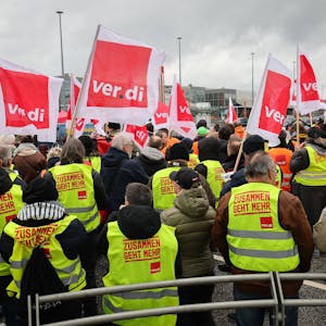 Mitarbeiterinnen und Mitarbeiter verschiedener Firmen am Airport Hamburg kommen auf einem Parkdeck am Flughafen zu einer Verdi-Kundgebung während ihres Warnstreiks zusammen.