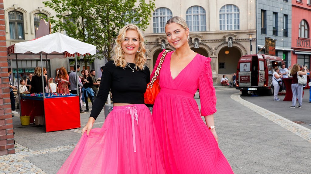 Susan Sideropoulos (l) und Valentina Pahde kommen zum Jubiläumsfest 30 Jahre RTL-Sendung "Gute Zeiten - schlechte Zeiten“ im Kolle-Kiez in Potsdam.